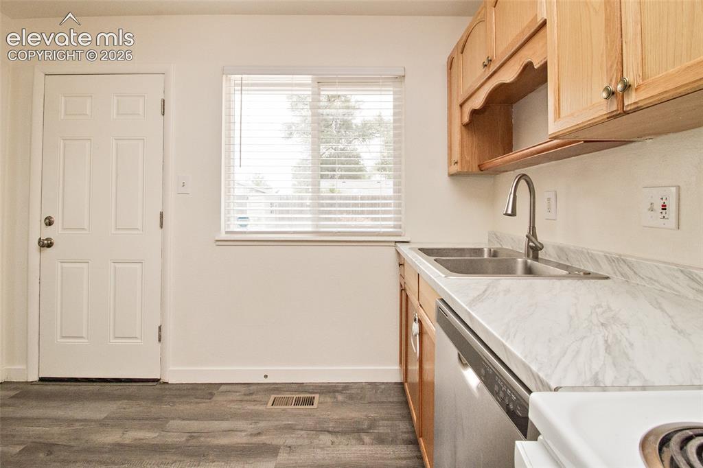 Image 19 of 19: Kitchen