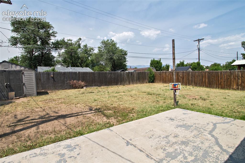 Image 3 of 19: Yard