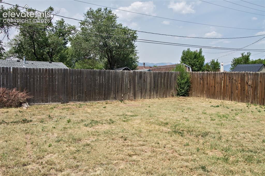 Image 5 of 19: Yard