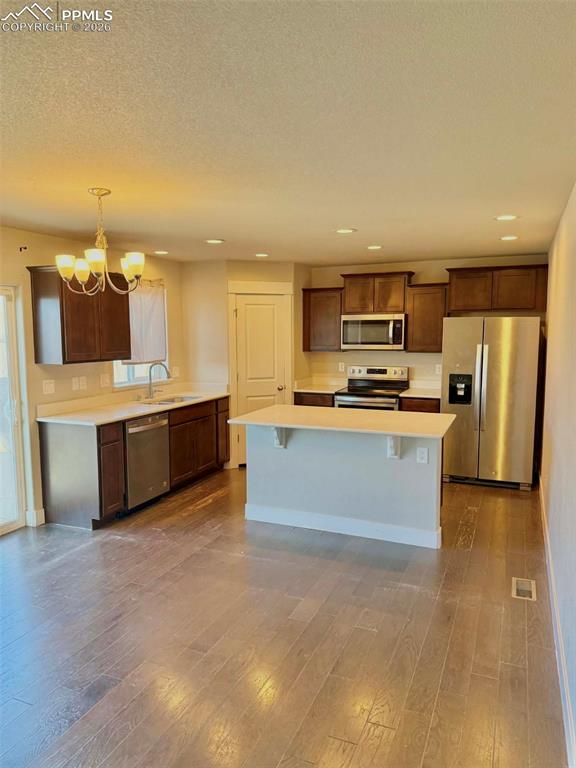 Image 3 of 3: Kitchen