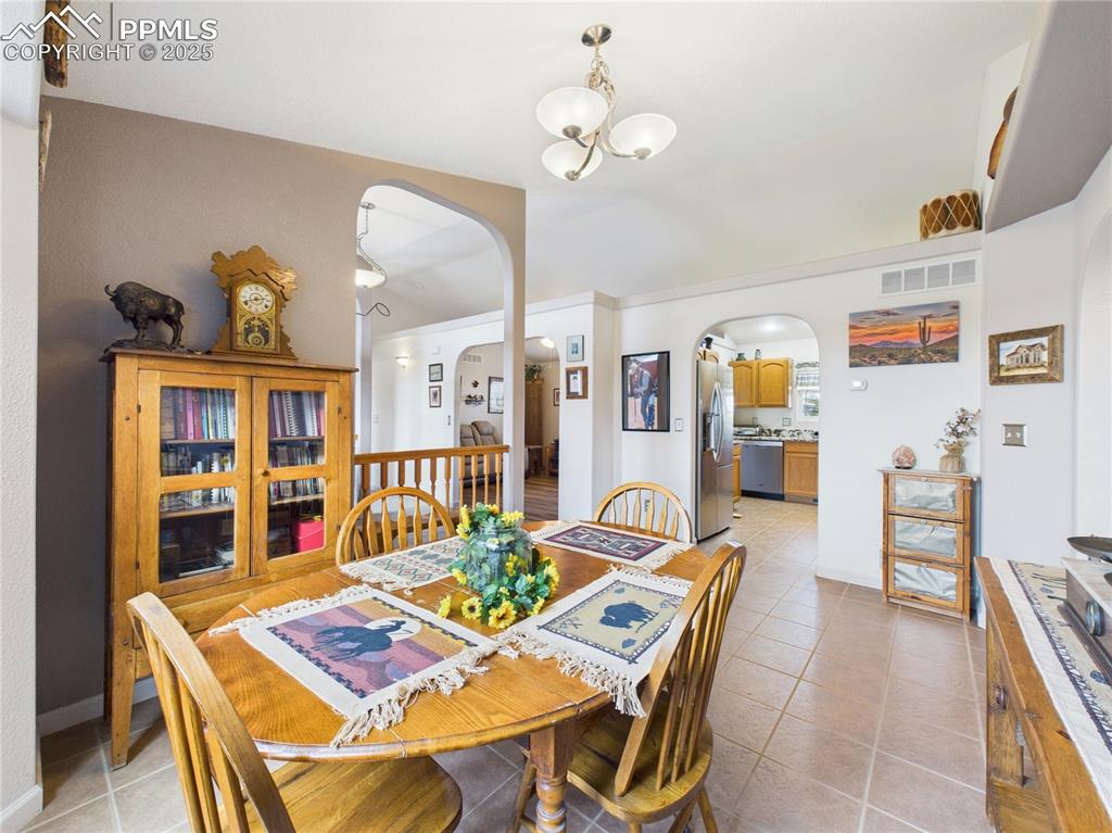 Image 14 of 42: Dining Area