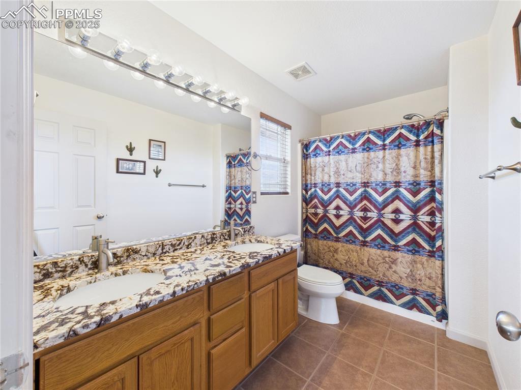 Image 17 of 42: Bathroom