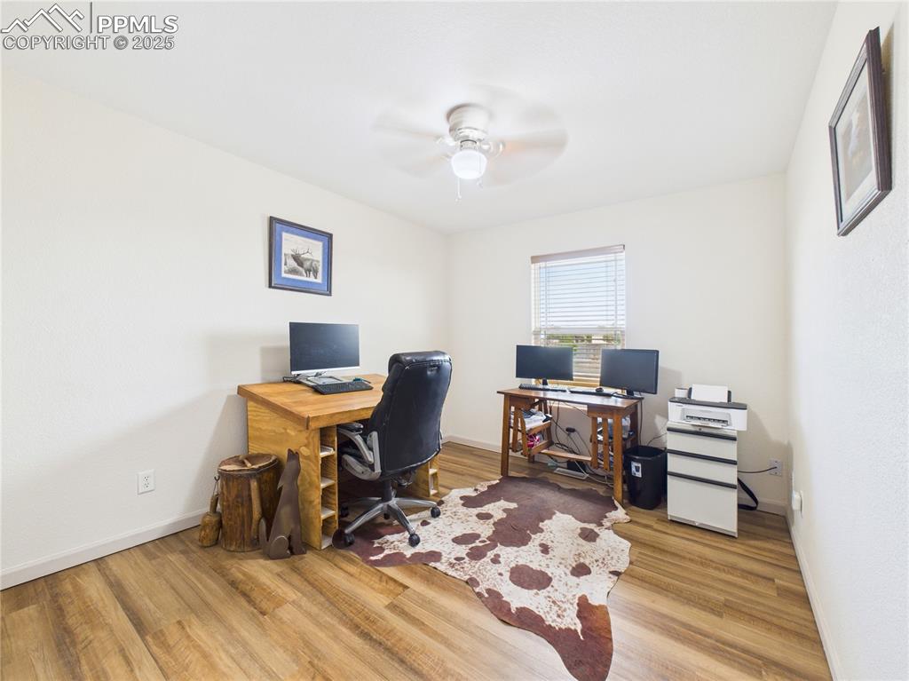 Image 25 of 42: Office