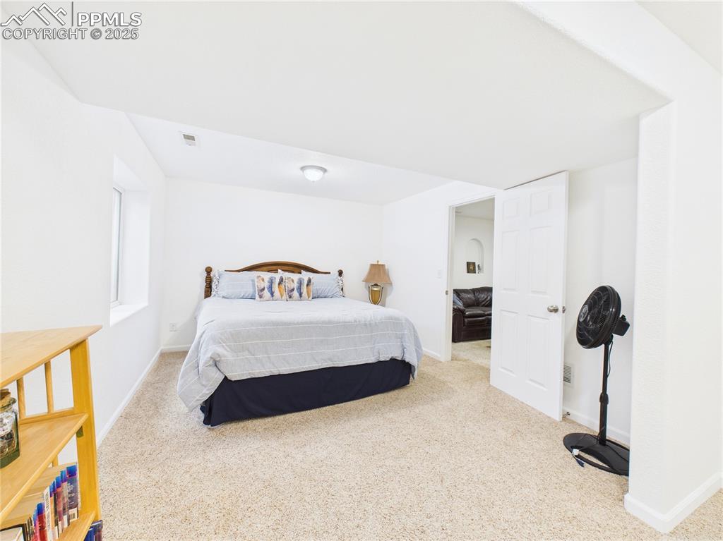 Image 35 of 42: Bedroom