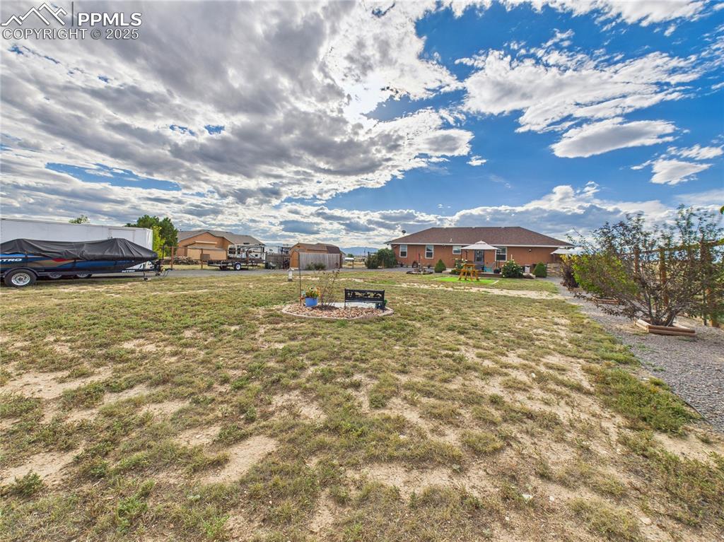 Image 39 of 42: Yard