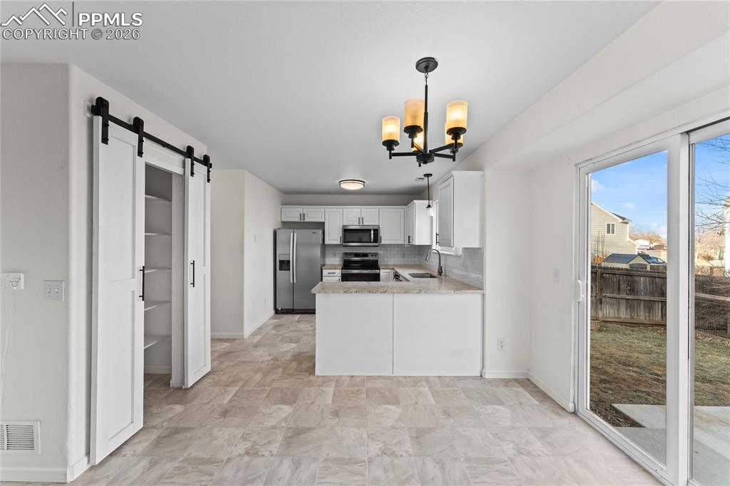 Image 16 of 39: Kitchen