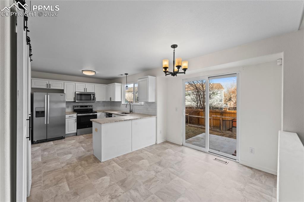 Image 17 of 39: Kitchen