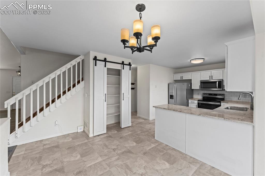 Image 18 of 39: Kitchen