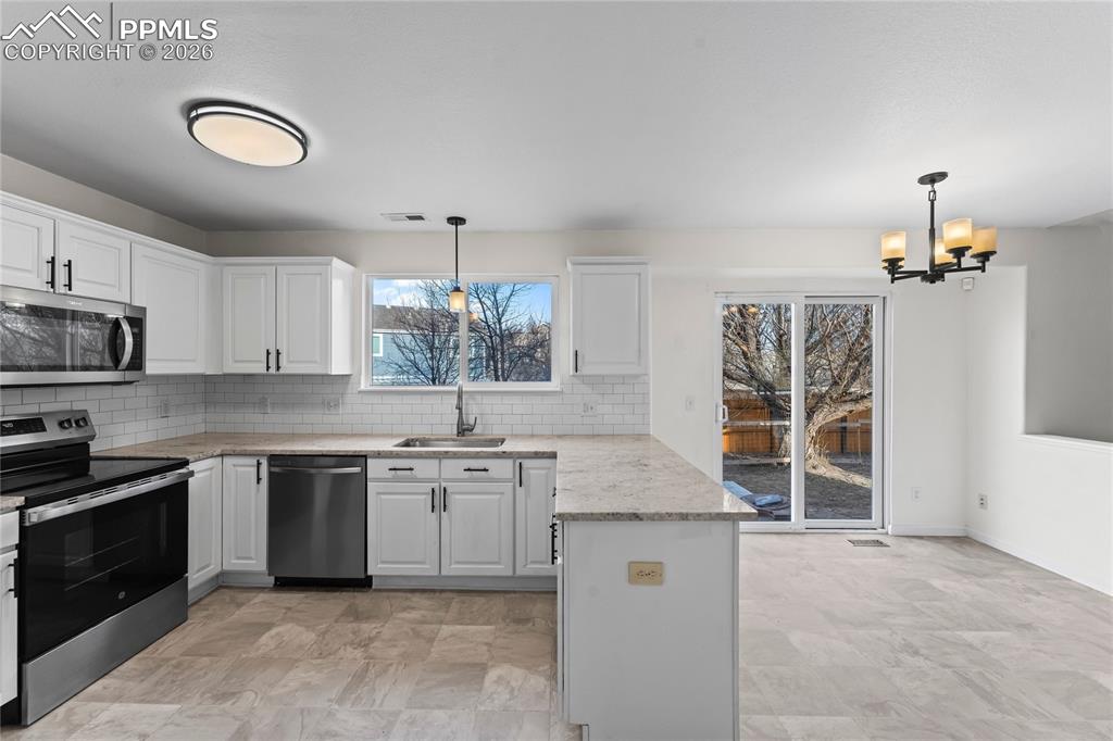 Image 19 of 39: Kitchen