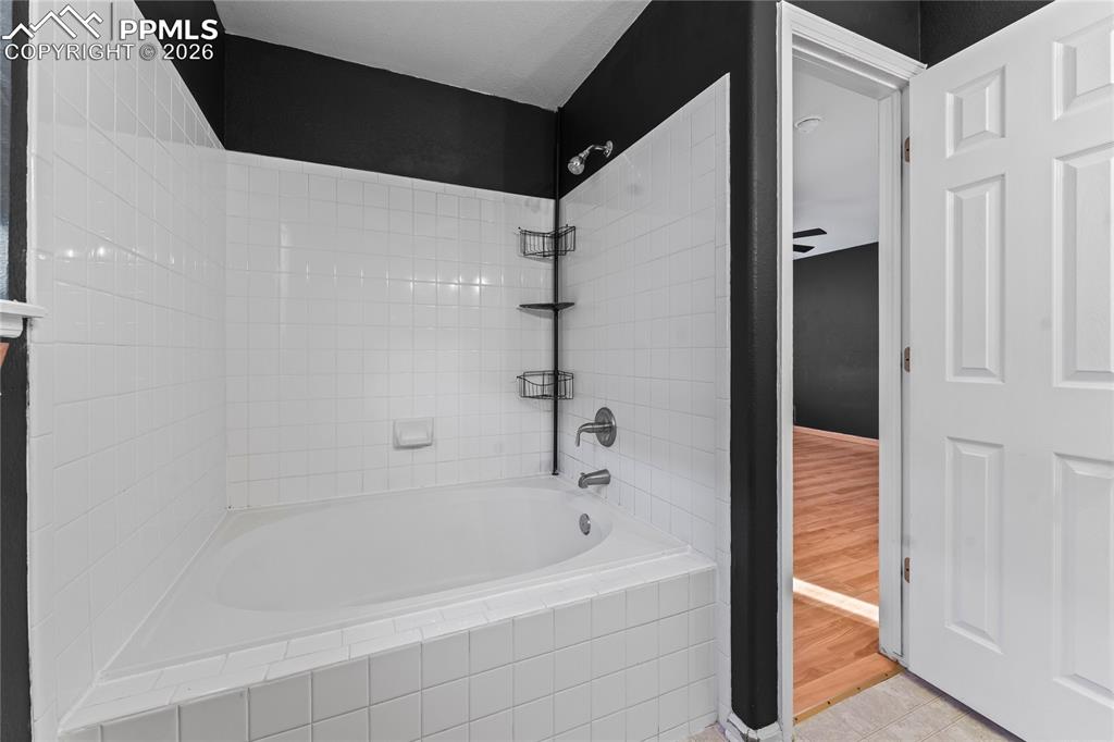 Image 29 of 39: Bathroom