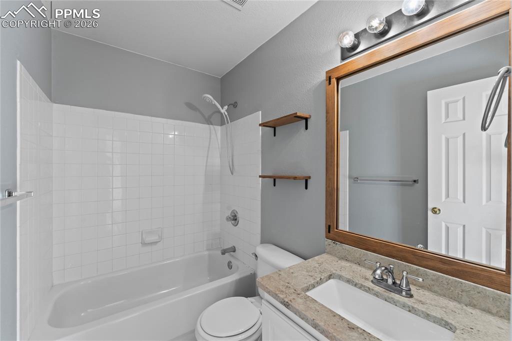 Image 32 of 39: Bathroom