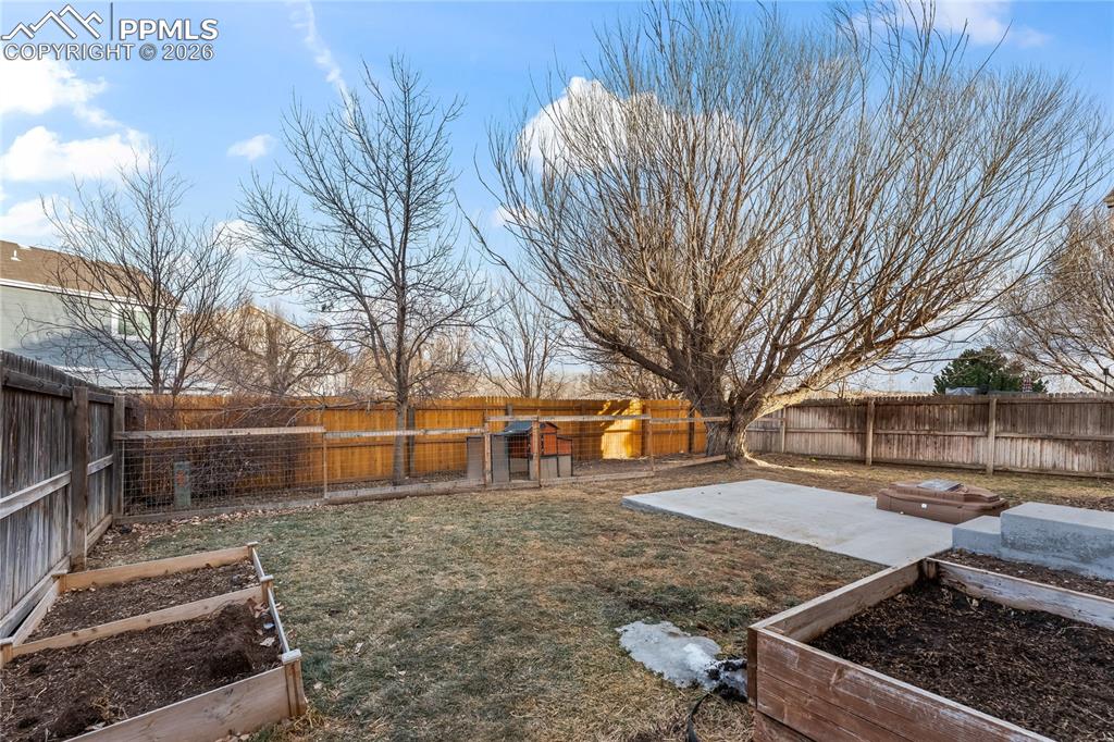 Image 37 of 39: Yard