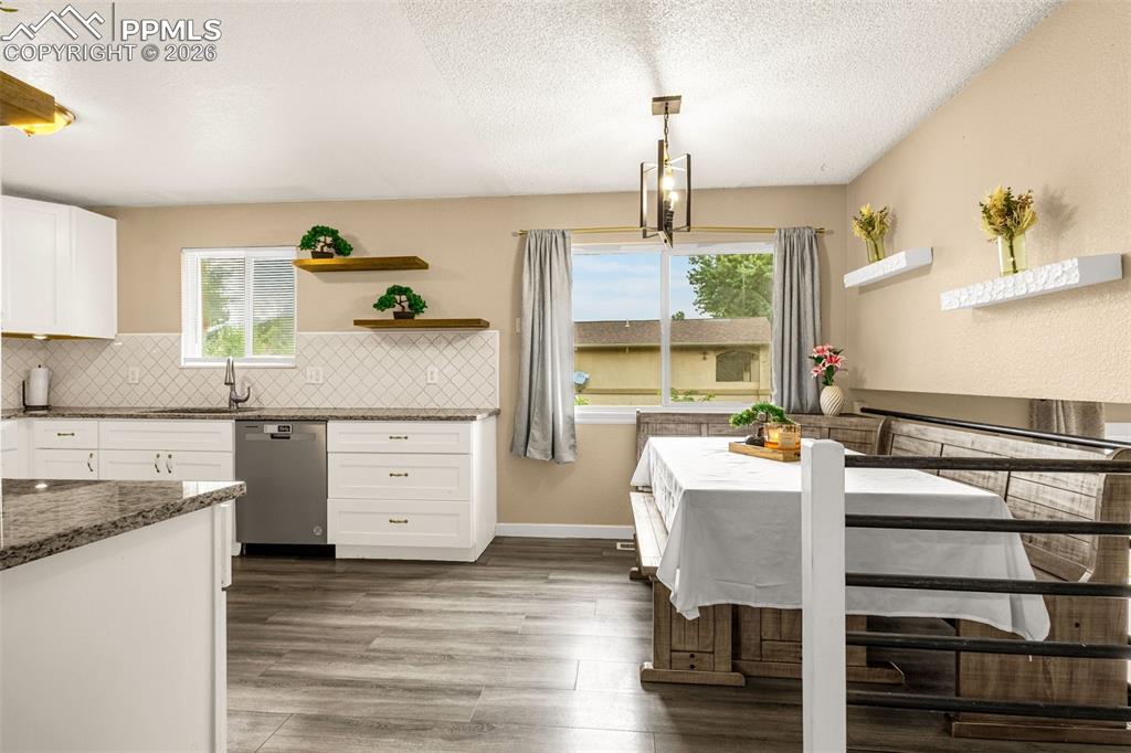 Image 6 of 34: Dining Area