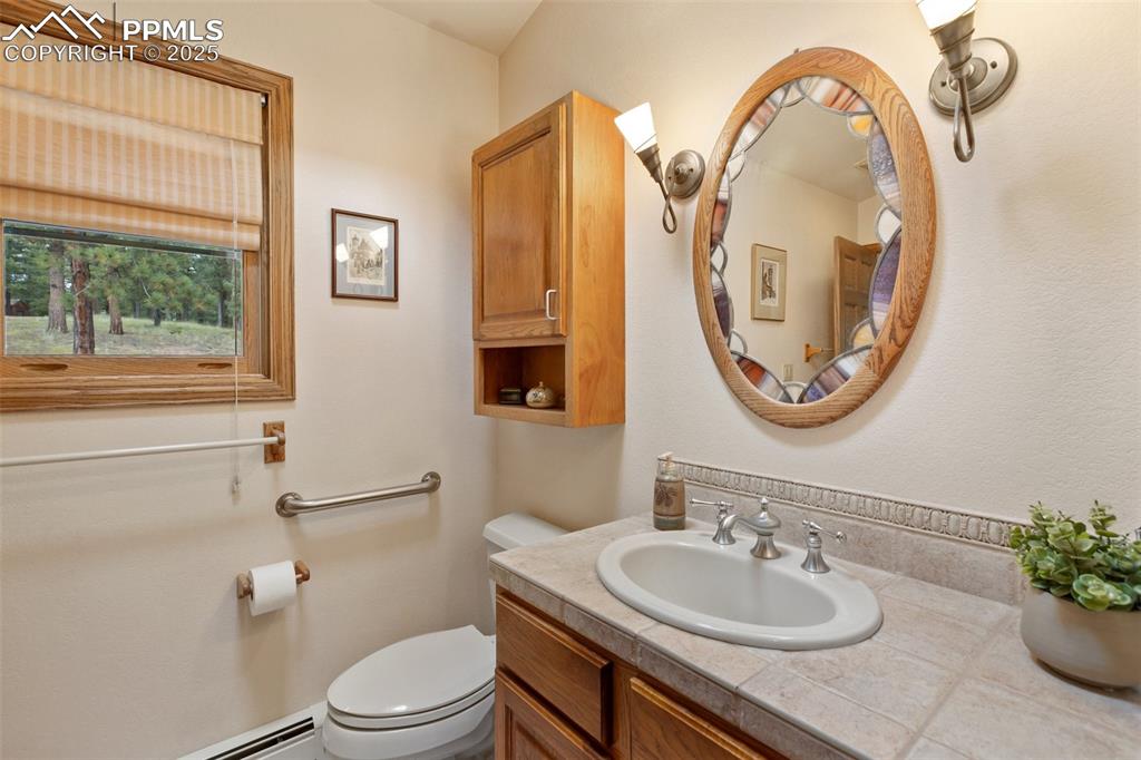 Image 21 of 49: Bathroom