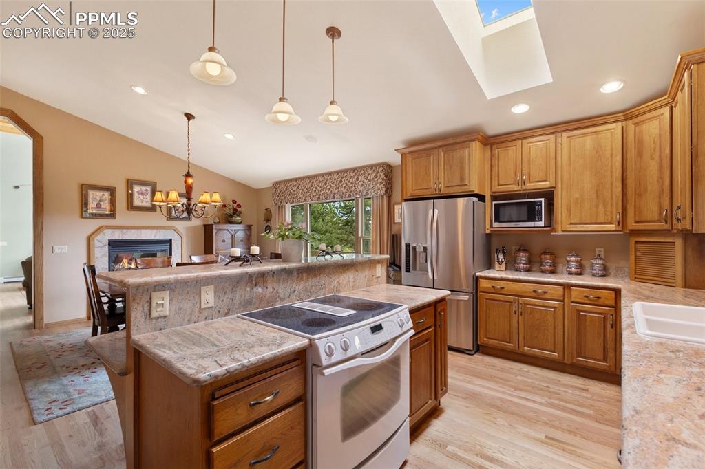 Image 4 of 49: Kitchen