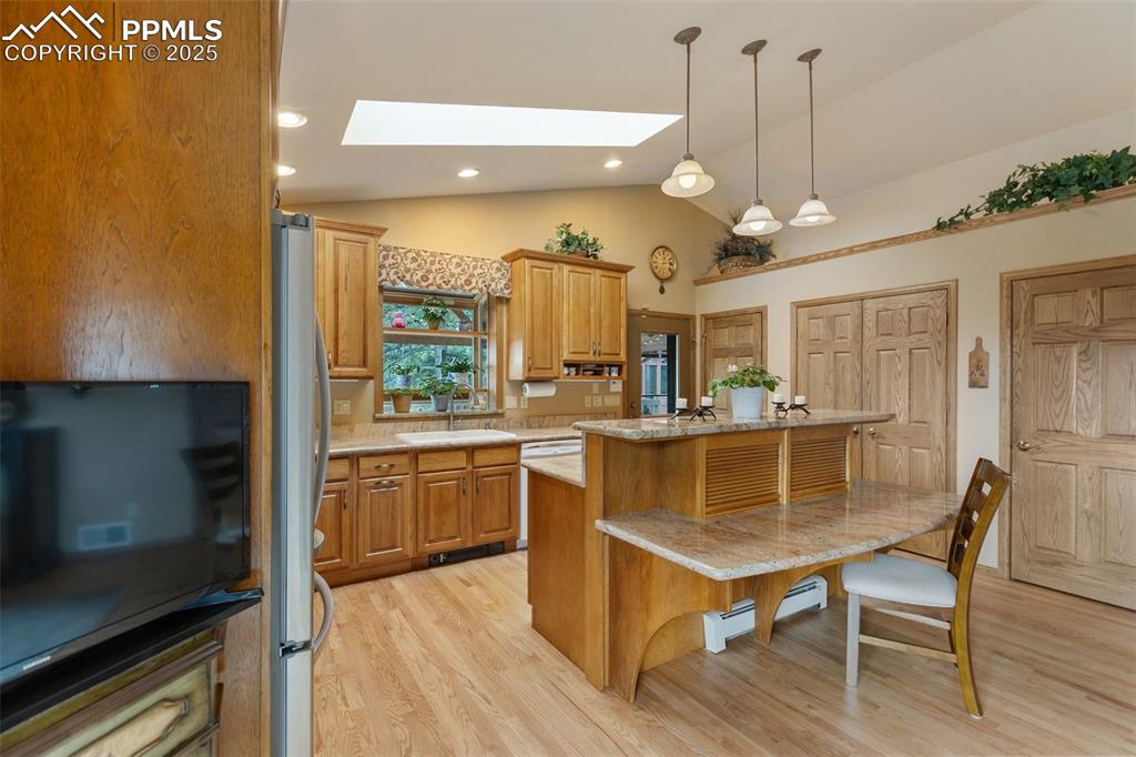 Image 6 of 49: Kitchen