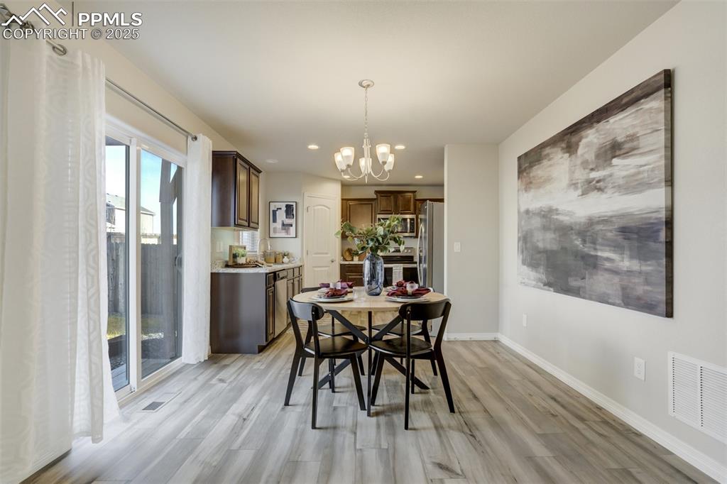 Image 11 of 50: Dining Area