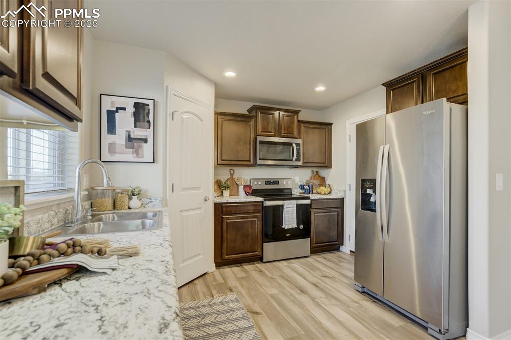 Image 14 of 50: Kitchen