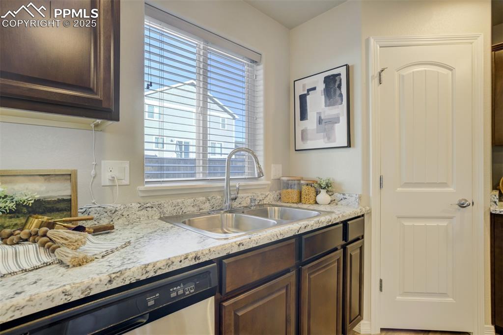 Image 15 of 50: Kitchen