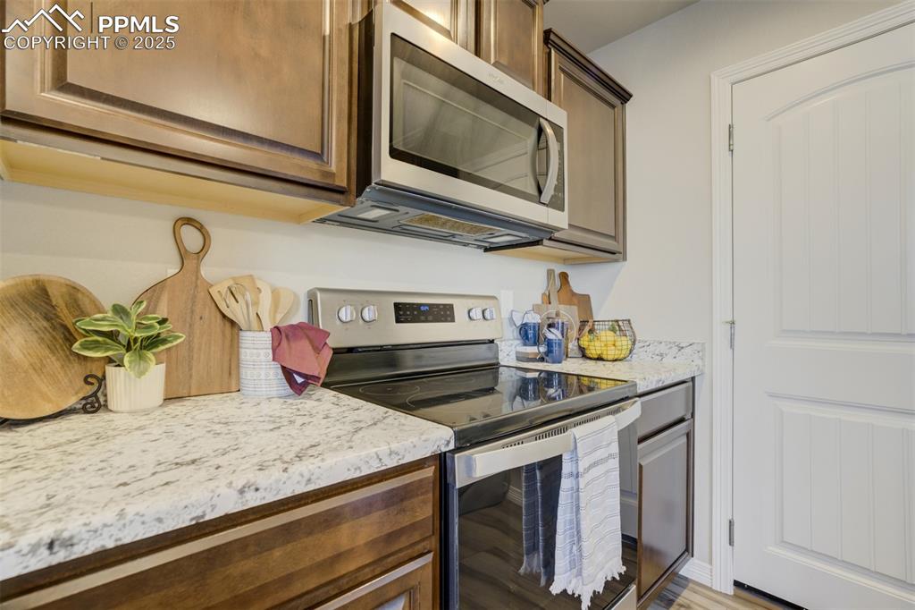 Image 16 of 50: Kitchen