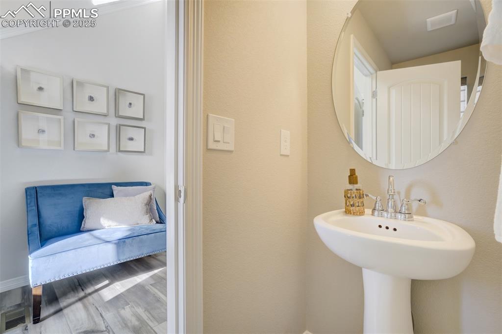 Image 19 of 50: Bathroom