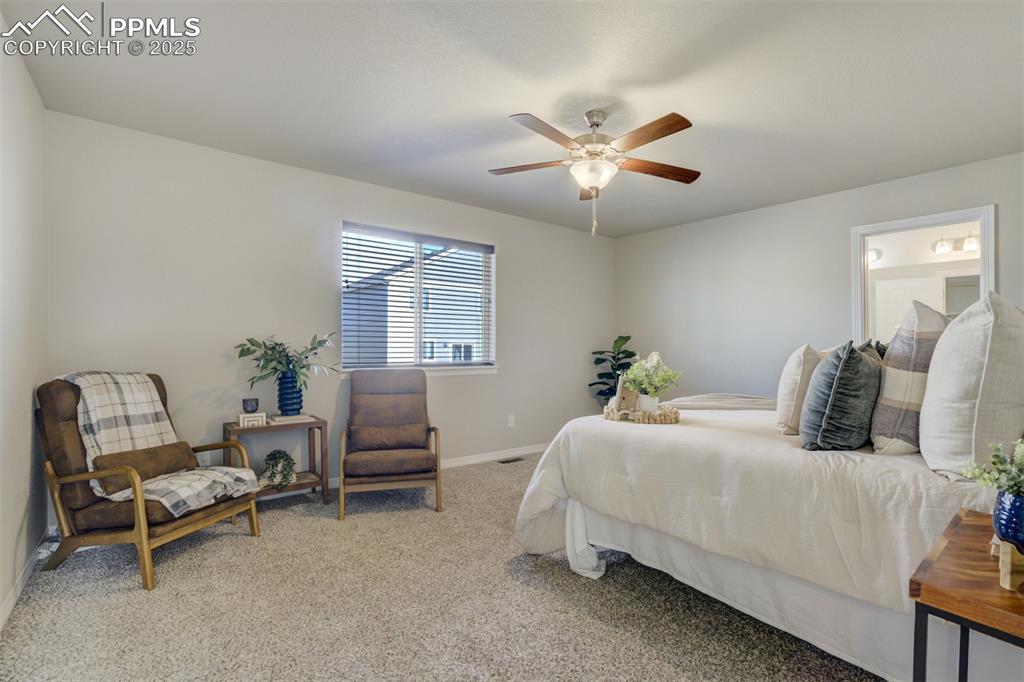 Image 20 of 50: Bedroom