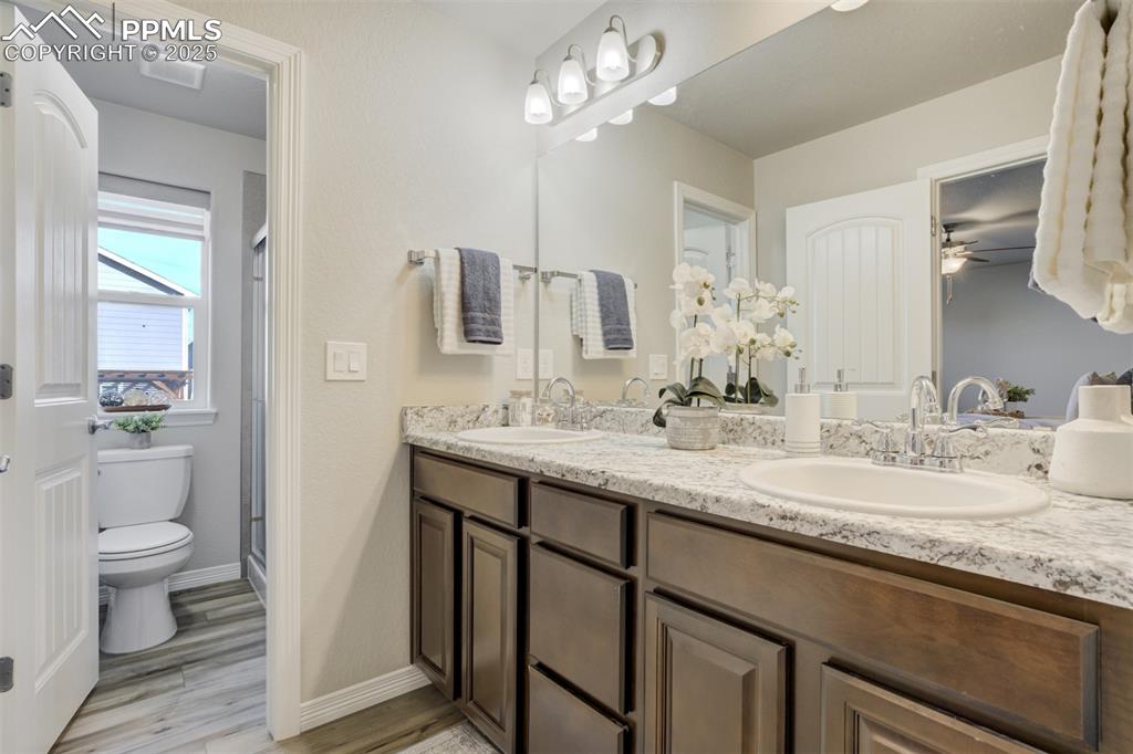 Image 23 of 50: Bathroom