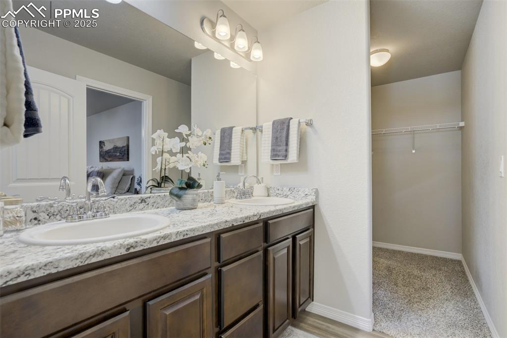 Image 25 of 50: Bathroom