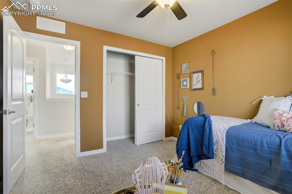 Image 31 of 50: Bedroom