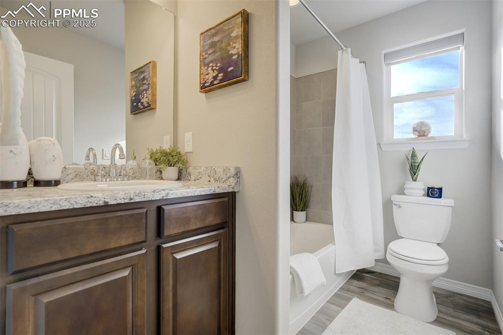 Image 32 of 50: Bathroom