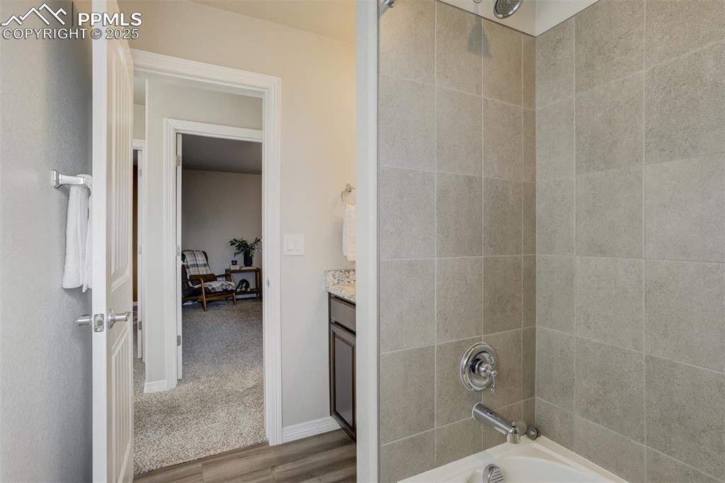 Image 33 of 50: Bathroom