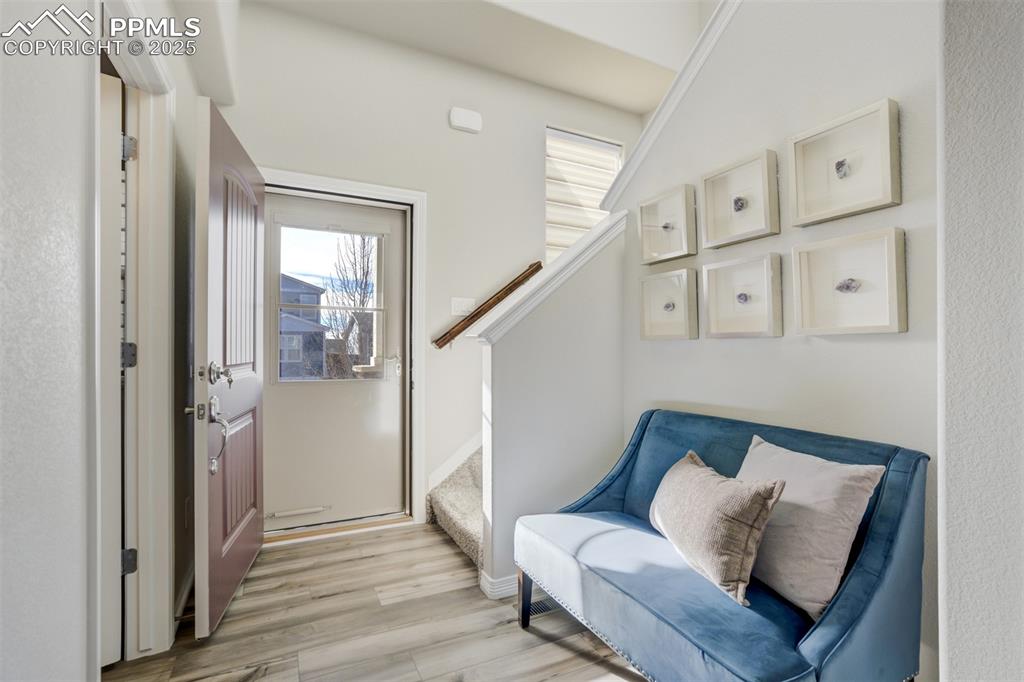 Image 5 of 50: Sitting Room