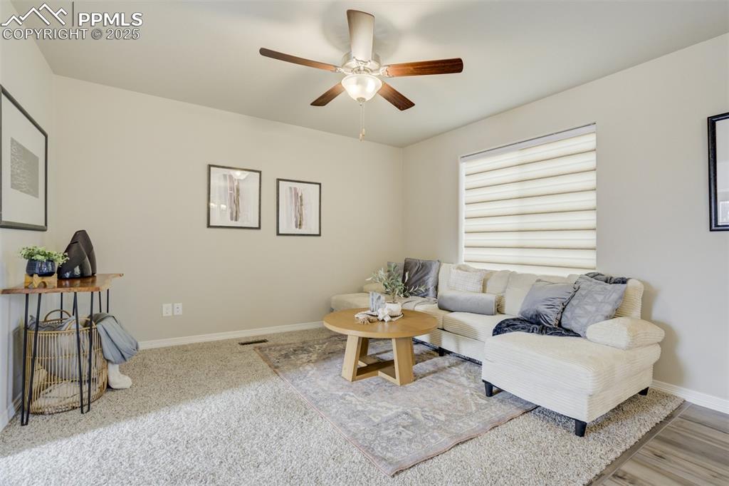 Image 7 of 50: Living Room