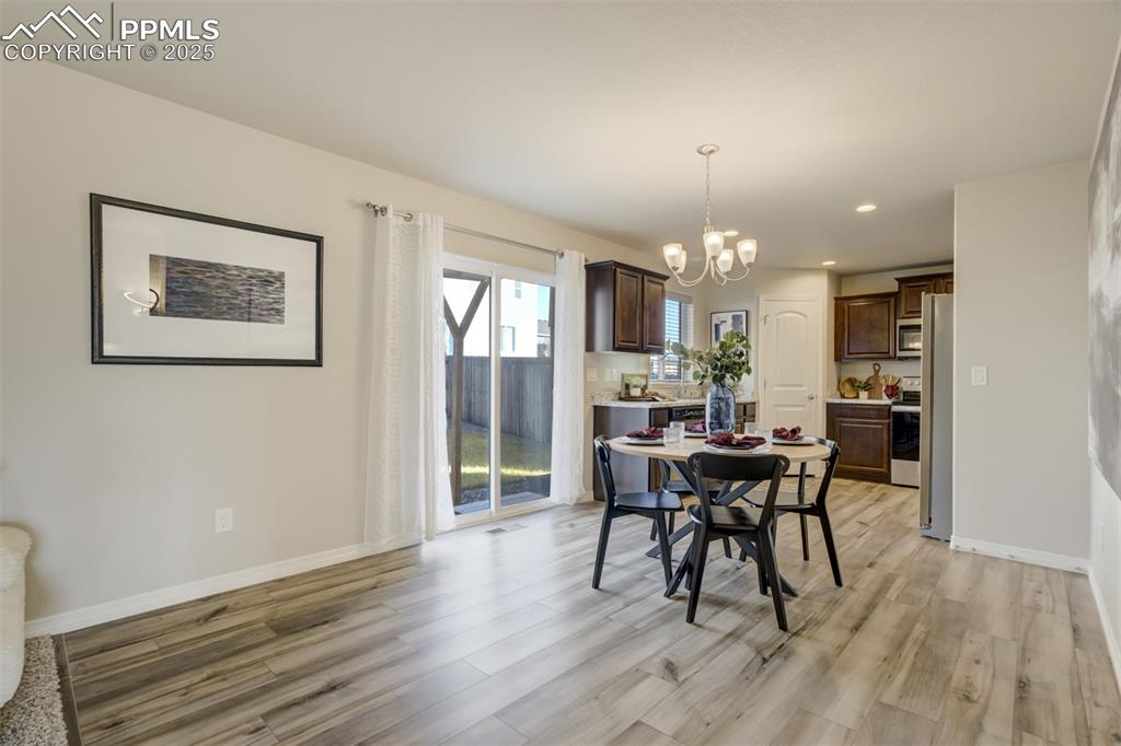 Image 8 of 50: Dining Area