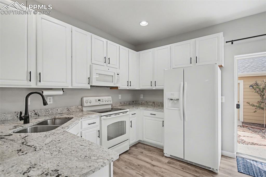 Image 10 of 25: Kitchen