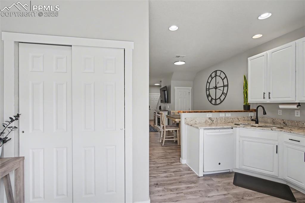 Image 11 of 25: Kitchen