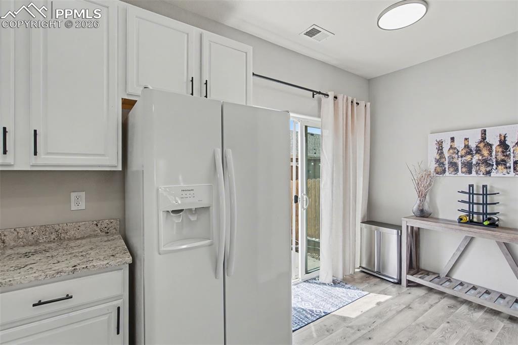 Image 12 of 25: Kitchen