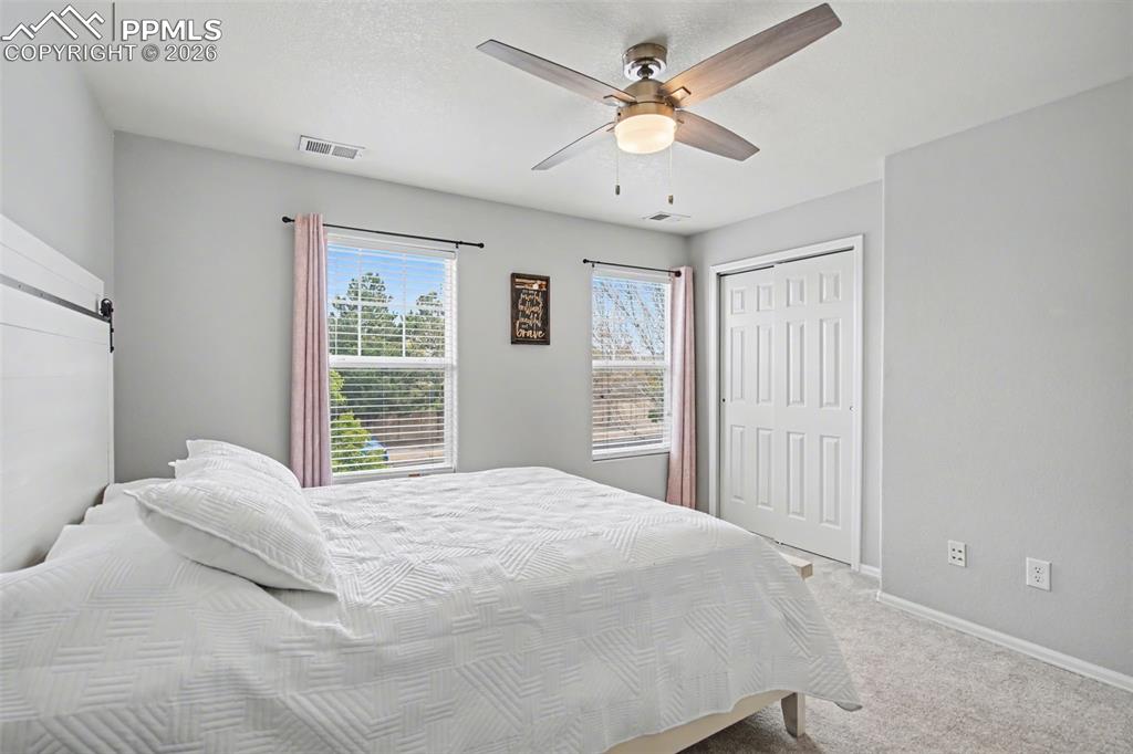 Image 16 of 25: Bedroom