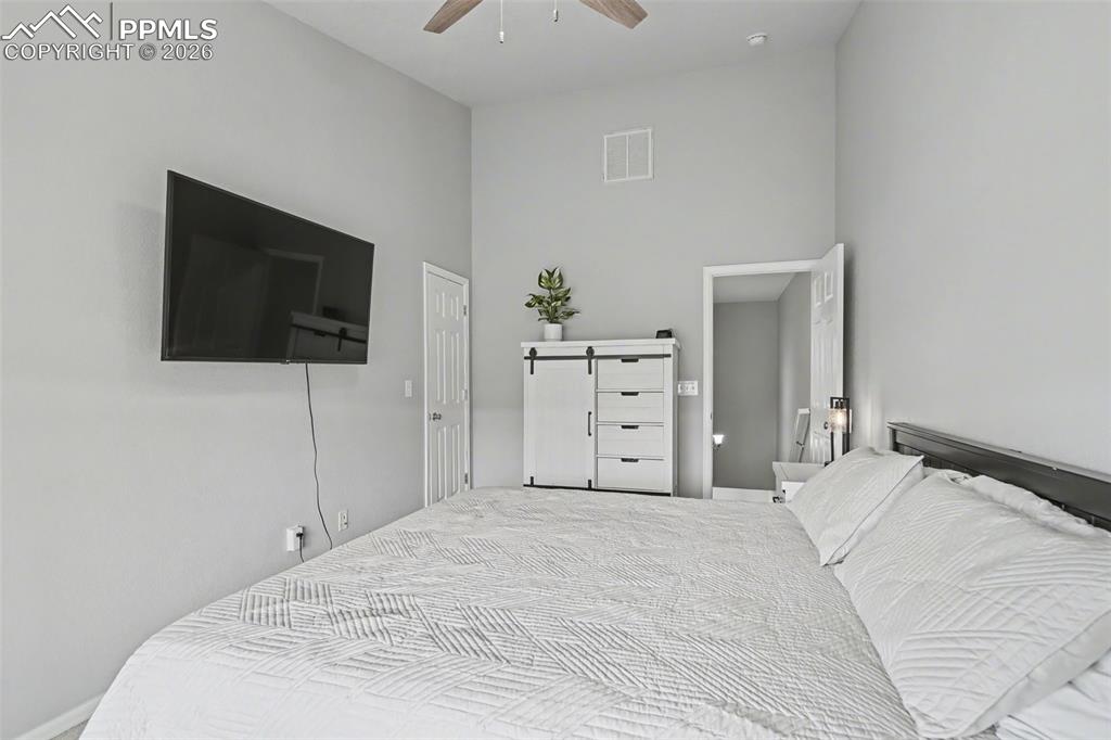 Image 17 of 25: Bedroom