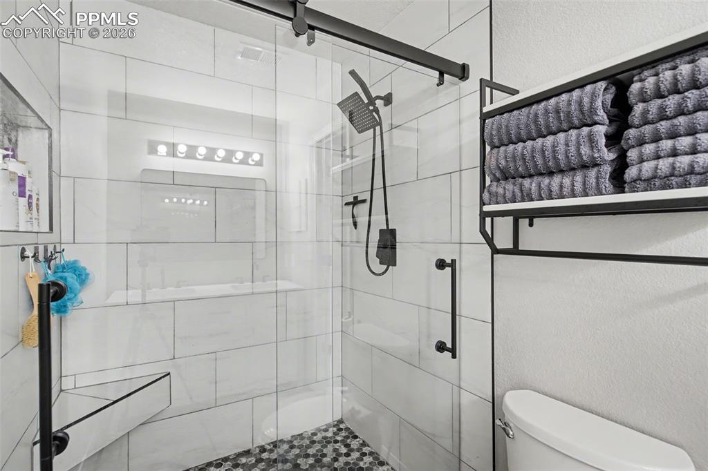 Image 18 of 25: Bathroom