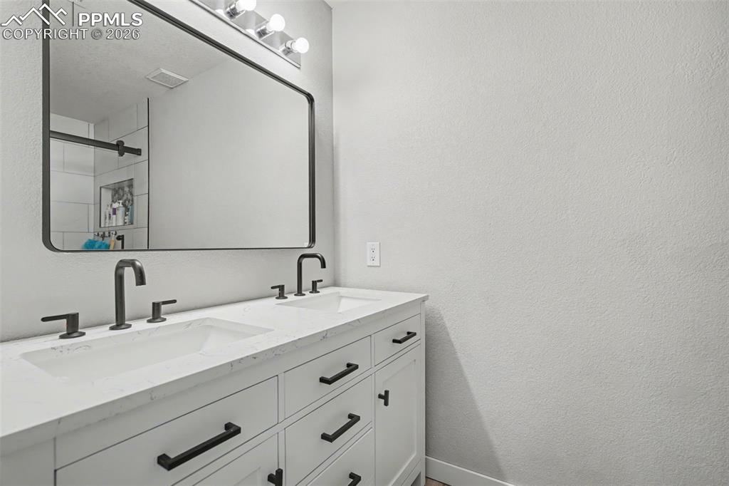 Image 19 of 25: Bathroom