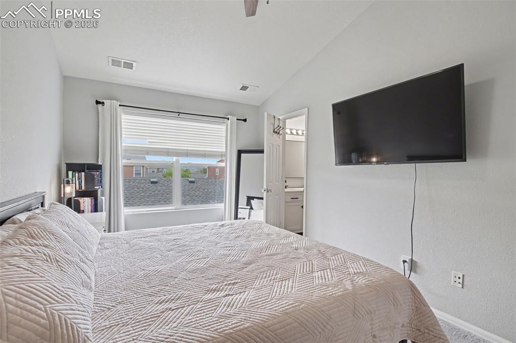 Image 20 of 25: Bedroom