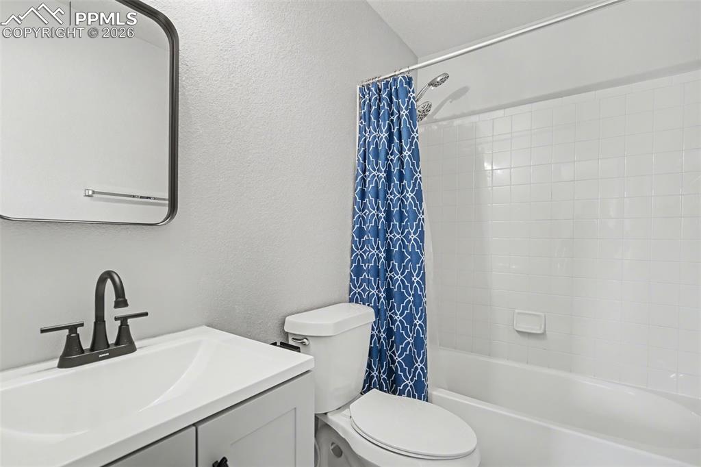 Image 21 of 25: Bathroom