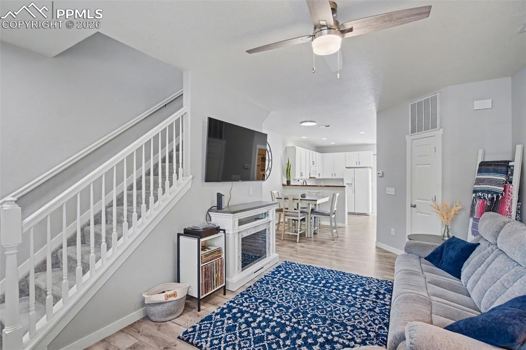 Image 4 of 25: Living Room