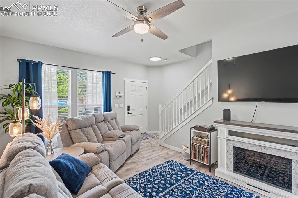 Image 5 of 25: Living Room