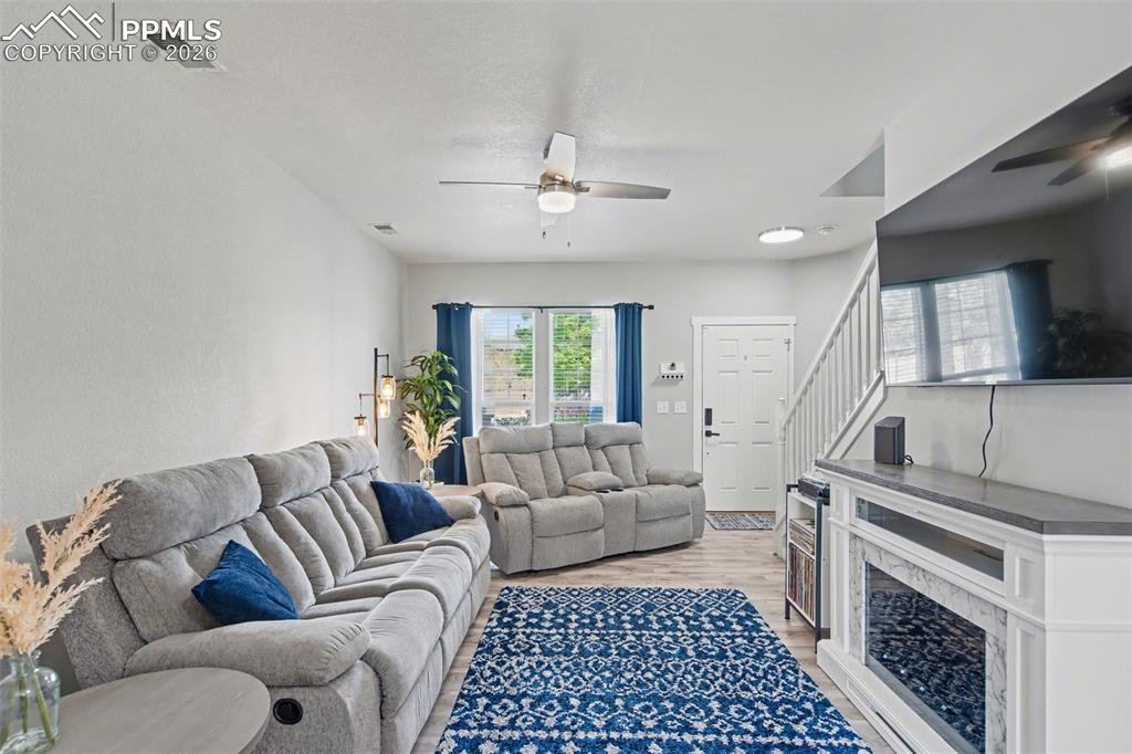 Image 7 of 25: Living Room