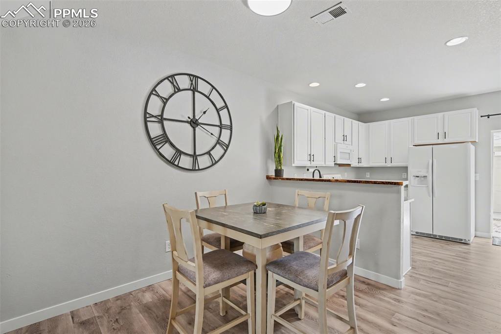 Image 8 of 25: Dining Area