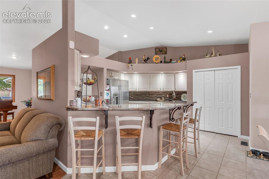 Image 10 of 50: Kitchen