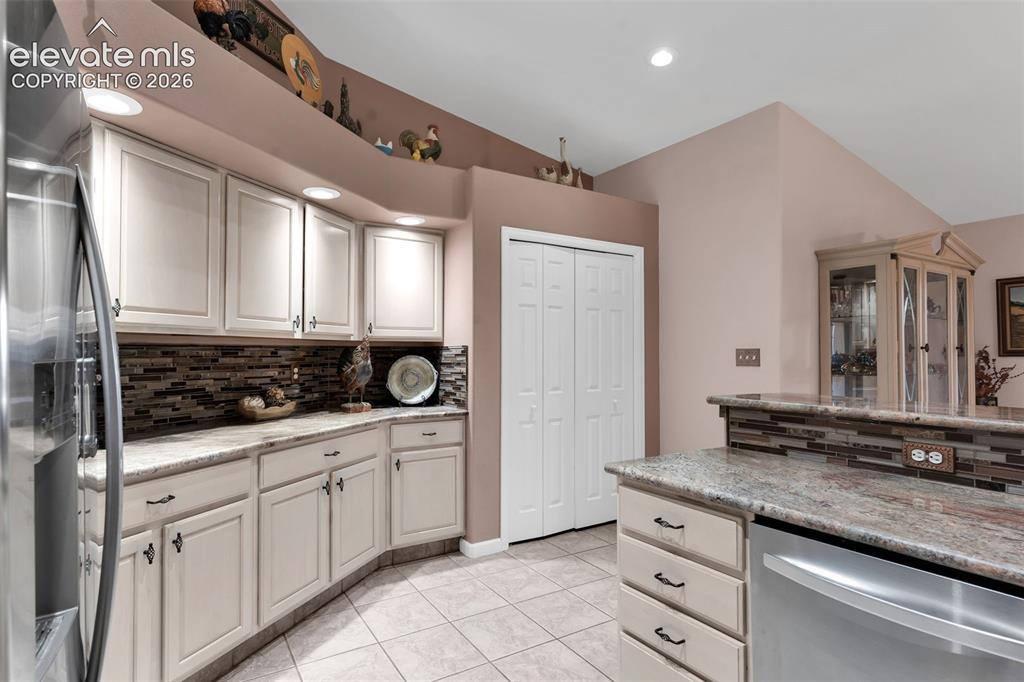 Image 14 of 50: Kitchen