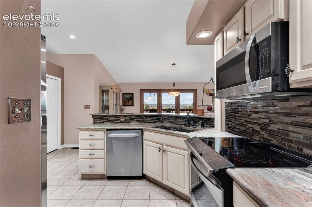 Image 15 of 50: Kitchen